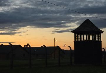 Między nadzieją a pamięcią